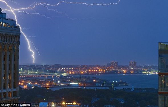 纽约市遭遇强雷暴天气时,闪电划破布鲁克林的夜空 纽约市遭遇强雷暴天气时,闪电划破布鲁克林的夜空