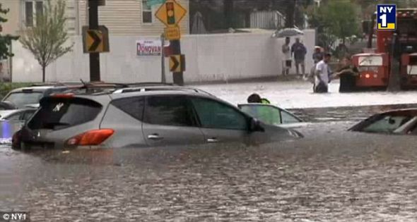 上周纽约遭遇强降雨和雷暴天气,大部分地区被淹 上周纽约遭遇强降雨和雷暴天气,大部分地区被淹